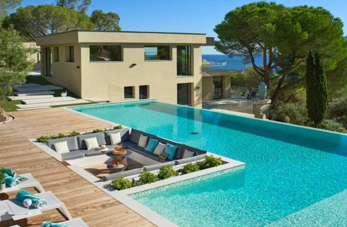 Luxury villa exterior in S. Tropez with infinity pool